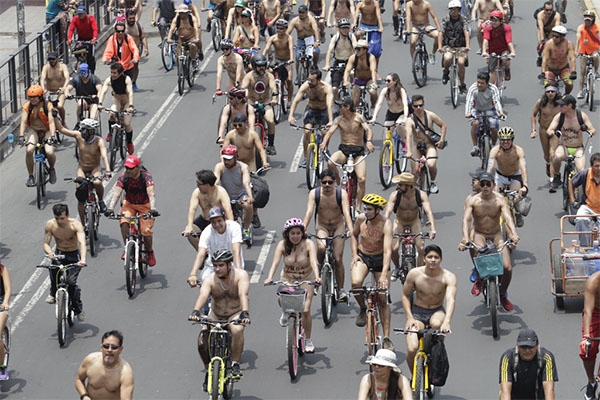 FOTOS: Ciclistas al desnudo promueven uso de la bici en el DF