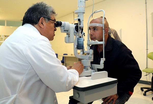 La SSEP recomienda acudir al oftalmólogo una vez al año