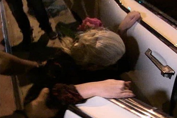 VIDEO: Lady Gaga cayó al salir de un restaurante en Hollywood
