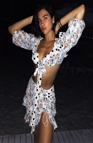 Dua Lipa sorprende con sensual caminar