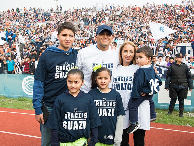 Chupete Suazo recibió emotivo homenaje y despedida de Monterrey