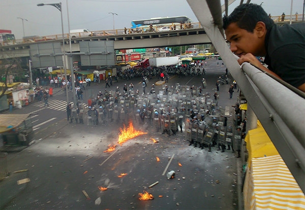 VIDEO Y FOTOS: Encapuchados enfrentan a granaderos del DF