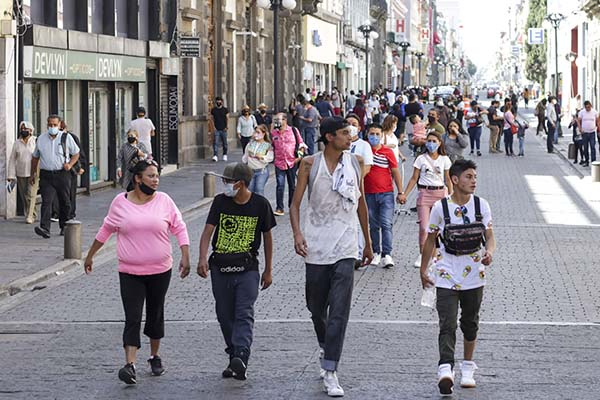 Poblanos relajan disciplina en pleno ascenso de casos de COVID-19