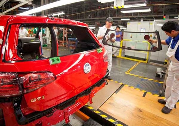 Trabajadores del sector autopartes se ven afectados por paros técnicos en Puebla