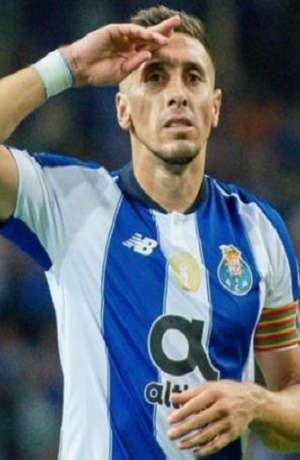 Héctor Herrera debuta como modelo tras cirugía de rostro