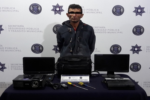 Entró a la escuela pero a robar; se llevaba equipo de cómputo en San Rafael Poniente