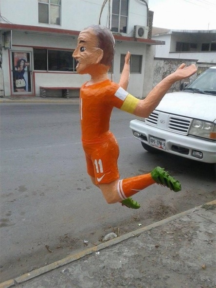 Pégale a Robben. Lo convierten en piñata