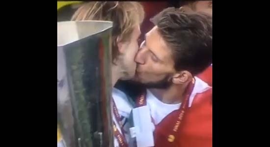 VIDEO: Jugadores del Sevilla se besan para celebrar la UEFA Europa League