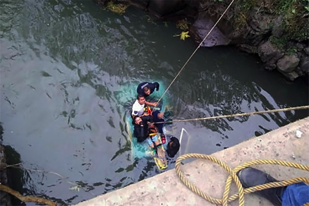 Taxista pierde control y cae en un río con dos pasajeros en Zacapoaxtla