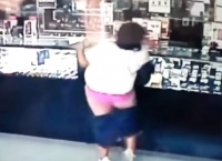 VIDEO: Mujer enseñó los calzones cuando atracaba joyería en EU