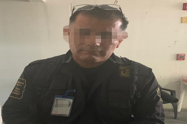 Custodio del Cereso de Puebla fue detenido por ingresar droga y celular para un recluso