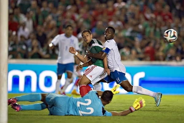 México derrotó 2-0 a Honduras, anotó Chicharito
