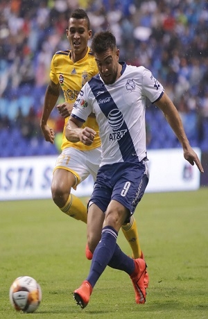 Club Puebla visita a Tigres UANL en el Volcán