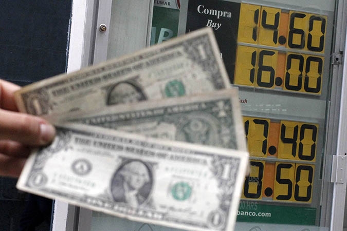 Banco de México sale al mercado y baja el dólar de los 17 pesos