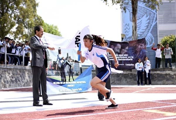 Rector de la BUAP entrega canchas remodeladas en Ingeniería Química y la “2 de Octubre”