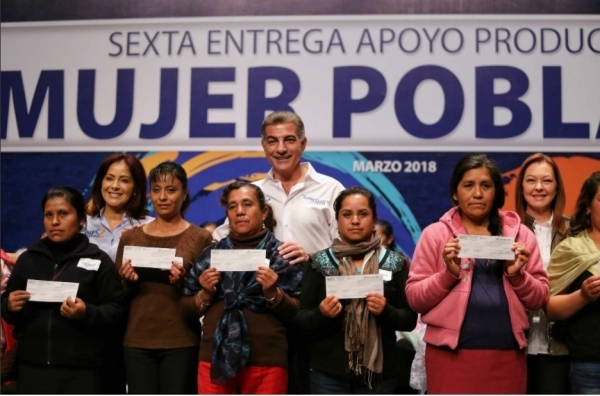 Tony Gali y Dinorah López de Gali entregan 5 mil 900 créditos a mujeres