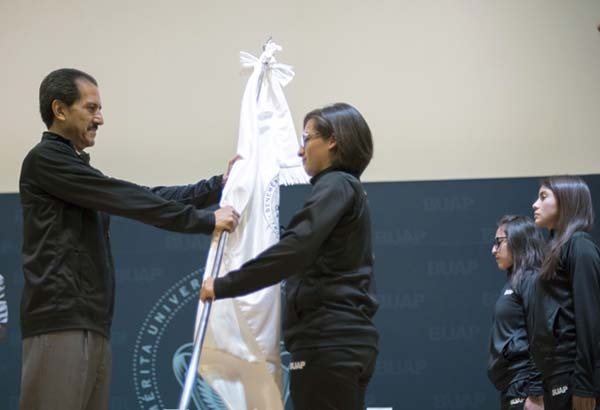 Rector Esparza Ortiz abandera a la delegación BUAP para la Universiada Regional 2018