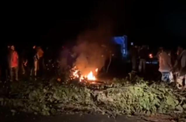 Habitantes de Chignautla cierran autopista a Teziutlán para exigir destitución de edil
