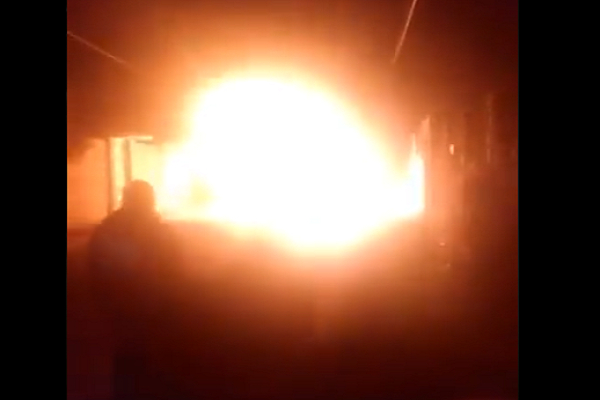Pobladores de Tlahuapan golpearon a policías e incendiaron patrulla por evitar linchamiento
