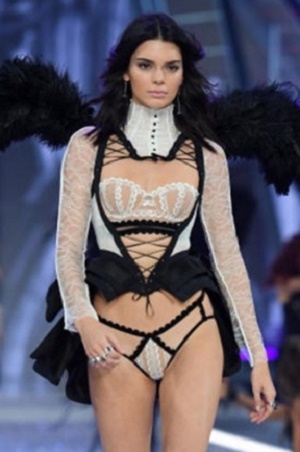 VIDEO: Mujeres recrearon desfile de Victoria’s Secret