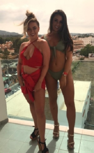 FOTOS: Equipo de futbol corrió a animadoras por ser demasiado sexys