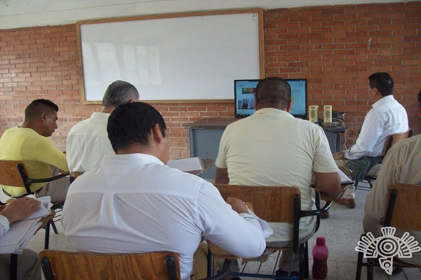 Mil 729 reos de los penales de Puebla cursan desde primaria hasta diplomados en línea