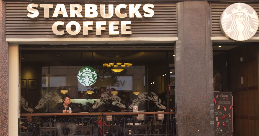 Sin sueldo, Starbucks, Burger King, Vips mandan a empleados a sus casas
