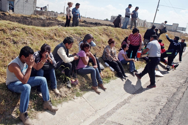 Chofer roba y abandona a 45 personas de Chiapas en gasolinera de Puebla