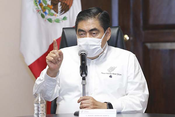 Seguir con las medidas para aplanar la curva de COVID-19 en Puebla, pide Miguel Barbosa
