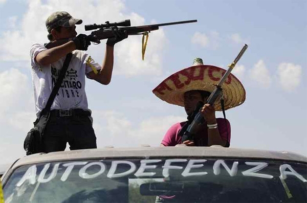Exigen liberación de autodefensas con toma de autopista