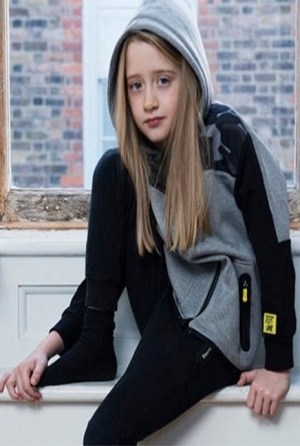 Marca de ropa cumplió a niña deseo de modelar ropa masculina