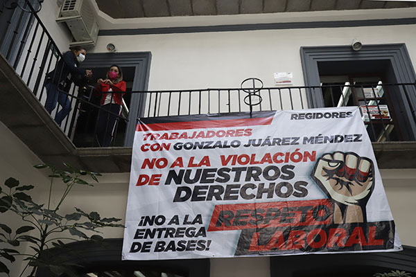 Trabajadores del Ayuntamiento despiden a Claudia Rivera con paro de brazos caídos