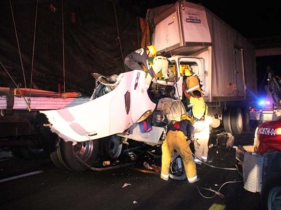 Queda prensado chofer de tráiler al chocar en vía Cuacnopalan-Oaxaca
