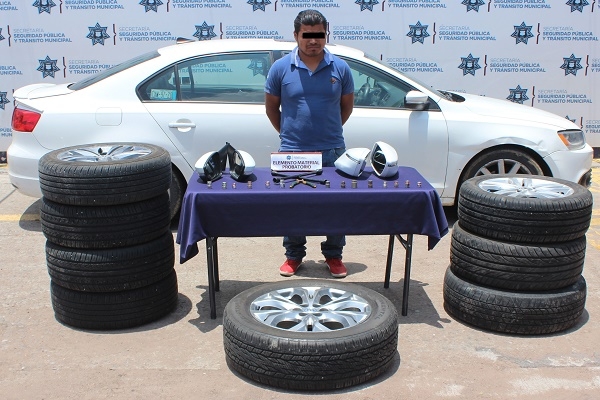 Cayó ladrón de autopartes en Anzures con llantas, birlos y espejos retrovisores