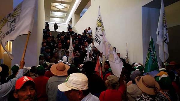 “Portazo” de campesinos en las oficinas de Relaciones Exteriores