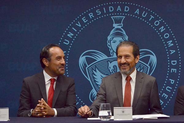 BUAP: Esparza Ortiz acudió al segundo informe de la Facultad de Cultura Física