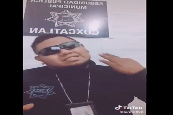 Director de Seguridad de Coxcatlán hace tiktoks uniformado y en horas de trabajo 