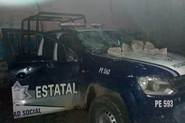 Huachigaseros apedrearon patrullas de la SSP Puebla en Hueyapan