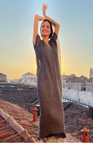 Angelina Jolie cautiva con su belleza en Italia