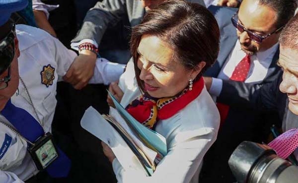 “Aquí estoy con las faldas bien puestas”, dice Rosario Robles