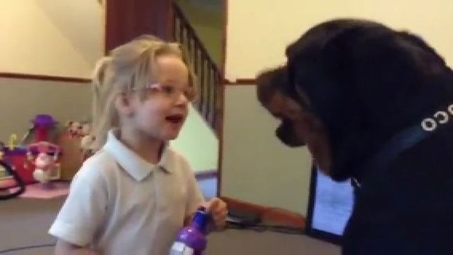 VIDEO: Niña canta con su perro, sensación en YouTube