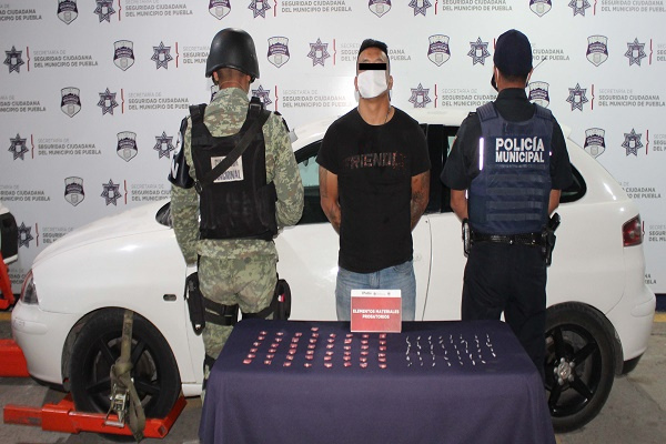 Cayó narcomenudista con más de 100 dosis de droga en Lomas de Castillotla