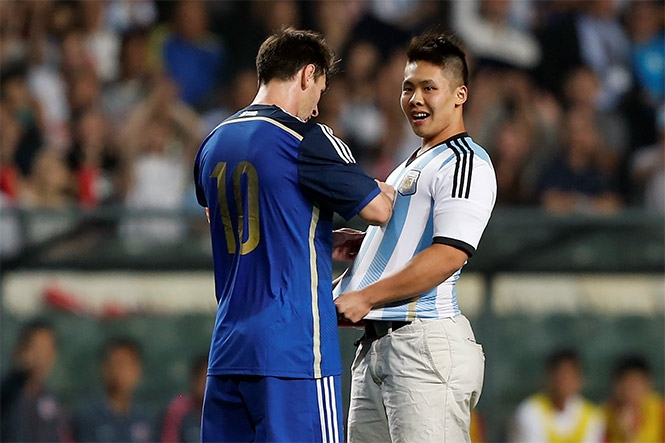 Messi dio autógrafo a fan que entró a cancha en Hong Kong