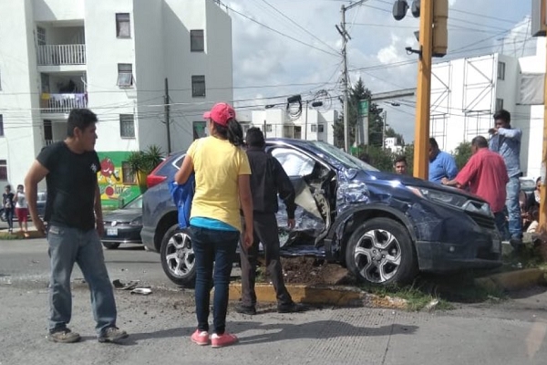 Dos lesionados dejó colisión de RUTA contra vehículo en Bosques de San Sebastián