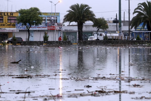 Lluvia desborda vaso regulador en Puebla: inunda viviendas y la Diagonal