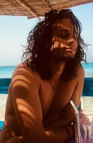 Aitor Cardoné, de Club de Cuervos, apareció “al natural”