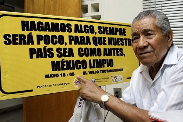 El Viejo Trotamundos, poblano de 92 años, sigue recorriendo el país