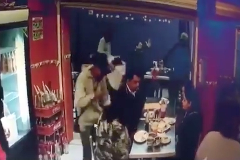 VIDEO: Balacera entre policías y ladrones de una taquería en Iztacalco