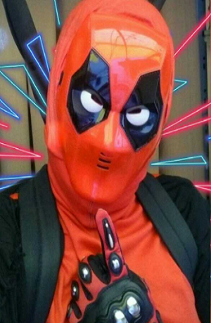 Profesor se disfraza de superhéroe para dar clase on line durante confinamiento