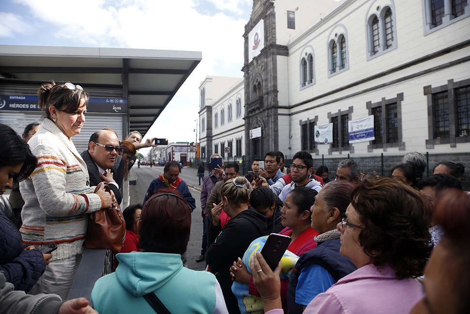 Padres que exigen la reubicación de alumnos cierran de nuevo la 11 Sur